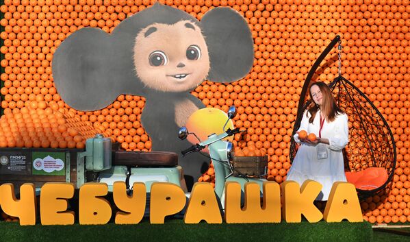 Чак је и култни руски лик из цртаног филма, Чебурашка, добио штанд на Међународном економском форуму - Sputnik Србија