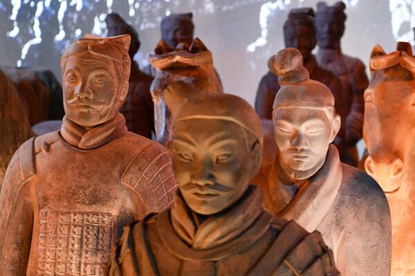 Ово откриће подстакло је кинеске археологе да истраже, откривајући највећу групу грнчарских фигура икада пронађених.  - Sputnik Србија
