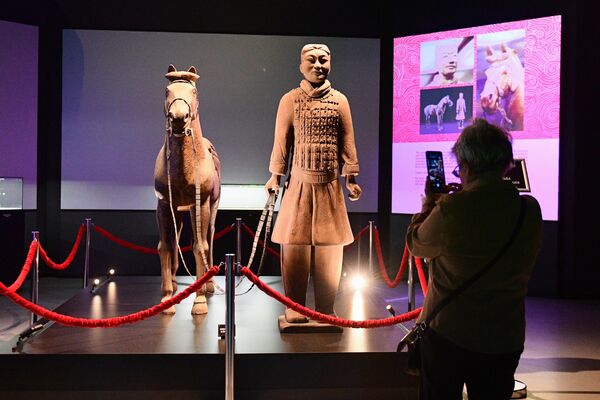 Реч је о колекцији од преко 8.000 скулптура војника и коња направљених од теракоте а пронађених у гробници првог кинеског цара Ћин Шихуанга који је ујединио Кину 221.године п.н.е. - Sputnik Србија