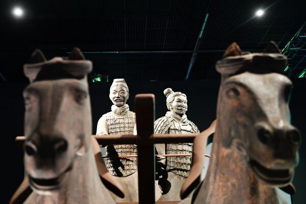 Прво су ископане скулптуре које су се налазиле на дубини 4 до 8 метара, а музеј под именом Музеј првог цара династије Ћин постављен је на рушевинама и отворен за јавност 1979. Цео музеј је комплетиран 1994.. - Sputnik Србија