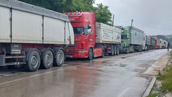 Камиони на административном прелазу Мердаре - Sputnik Србија