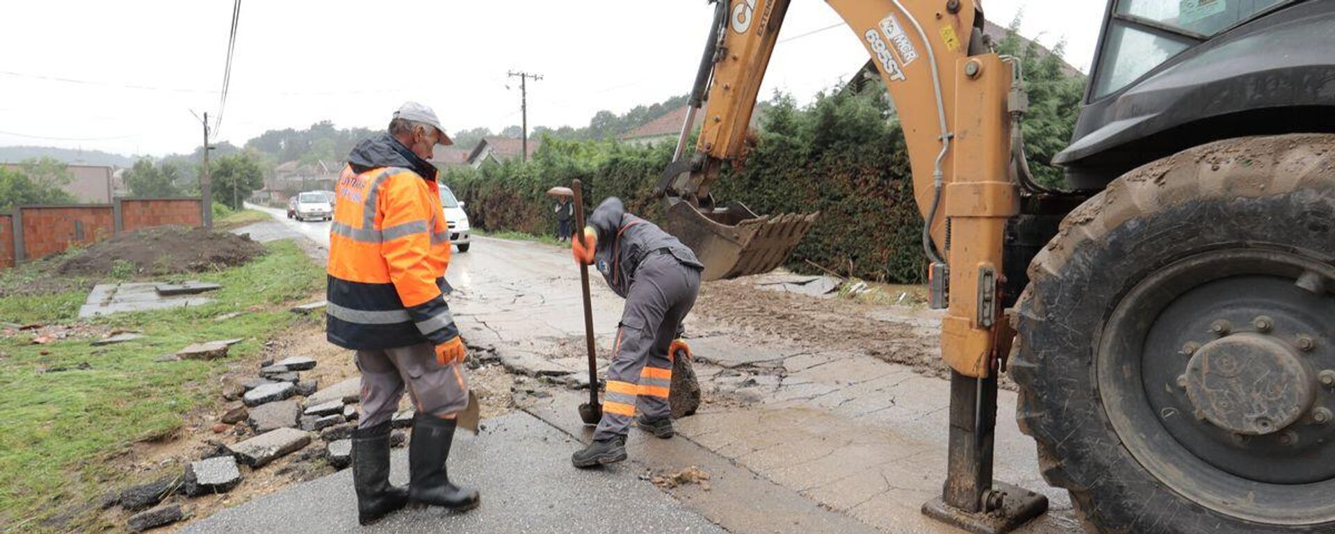 Ekipe PUK Šumadija rade na sanaciji putne infrastrukture oštećene usled jake kiše u kragujevačkim naseljima Veliko Polje, Groljnica, Erdei i Stanovo. U naselju Palilule vatrogasci i dalje ispumpavaju vodu iz dvorišta u Ulici kneza Pavla Karađorđevića - Sputnik Srbija, 1920, 16.06.2023