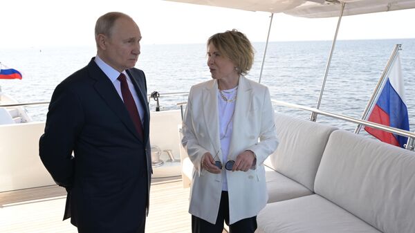 Predsednik Rusije Vladimir Putin i zamenica generalnog direktora Gasprom njeft Elena Iljuhina - Sputnik Srbija