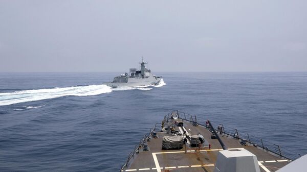 Кинески војни брод пролази поред америчког брода Чанг Хун у Тајванском мореузу - Sputnik Србија