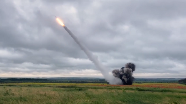 Ruski „Tornado-S“ uništava vojne objekte Oružanih snaga Ukrajine duboko iza linije dodira - Sputnik Srbija