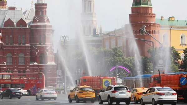 Автомобили коммунальных служб поливают Тверскую улицу в Москве - Sputnik Србија