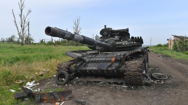 Uništeni tenk ukrajinske vojske u okolini Artjomovska - Sputnik Srbija