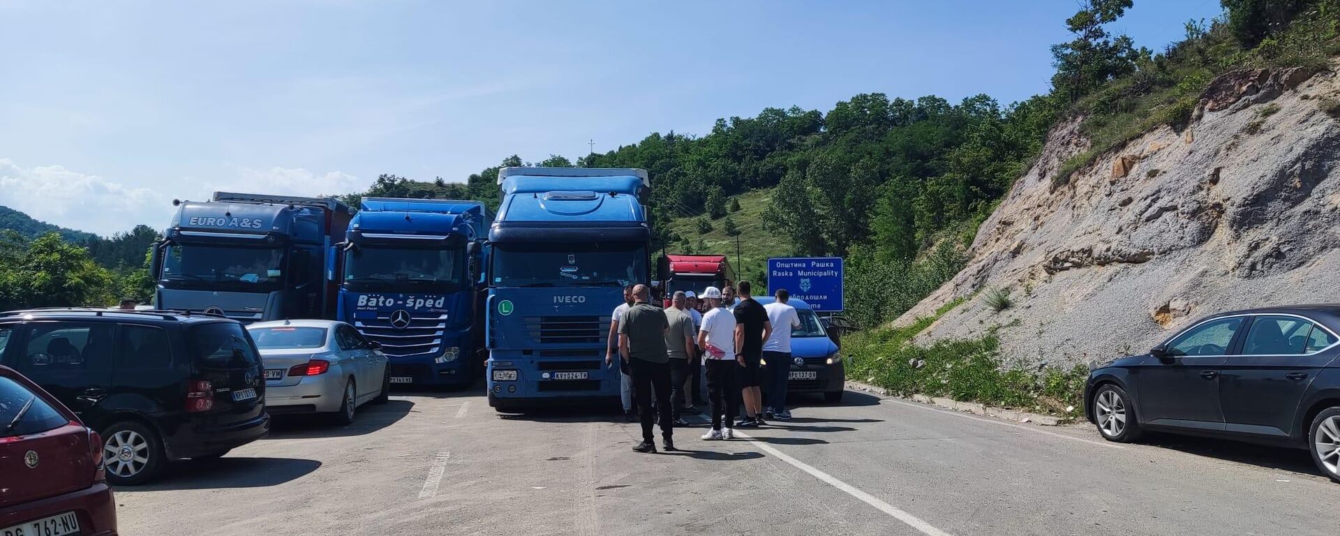 Возачи камиона блокирали саобраћај у знак протеста због чекања на административној линији са КиМ - Sputnik Србија, 1920, 21.06.2023