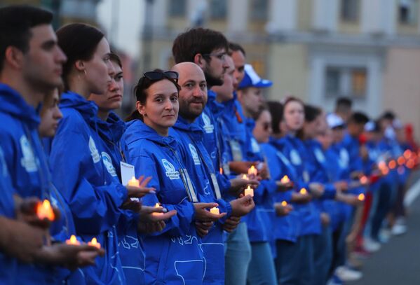 „Захваљујући јунаштву наших војника и официра непријатељ је поражен, али је за победу плаћена велика цена. Они нису научили лекције из историје. Запад чека неизбежни пораз. Вашингтон и Брисел треба подсетити да је након 22. јуна 1941. године ипак освануо 9. мај 1945. године, Дан победе над нацистичким нечистим силама. Тако ће бити и овог пута“, поручио је Володин. - Sputnik Србија