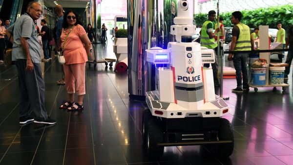 Robot policajac na aerodromu u Singapuru - Sputnik Srbija