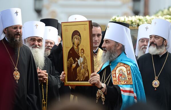 За Кијевско-печерску лавру везане су и многе легенде. Једну од њих испричала је руска глумица Јана Поплавска:„Када су Немци заузели Кијев током Другог светског рата, немачки командант града је пожелео да посети светски познате крипте Кијево-печерске лавре. За то су нашли водича – монаха, некадашњег житеља овог манастира. Обилазак је почео од Ближих крипти“, написала је она на свом телеграму каналу. - Sputnik Србија