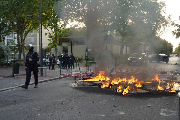 Из француског министарства унутрашњих послова раније је саопштено да су током нереда лакше повређена 24 полицајца, као и да су демонстранти запалили око 40 аутомобила. - Sputnik Србија
