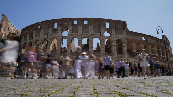 Turisti ispred Koloseuma u Rimu - Sputnik Srbija