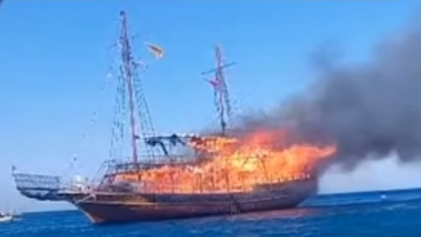 Брод у пламену на Родосу - Sputnik Србија