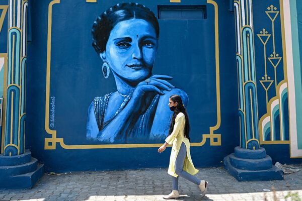 Portret bolivudske glumice Suločane u Nju Delhiju. - Sputnik Srbija