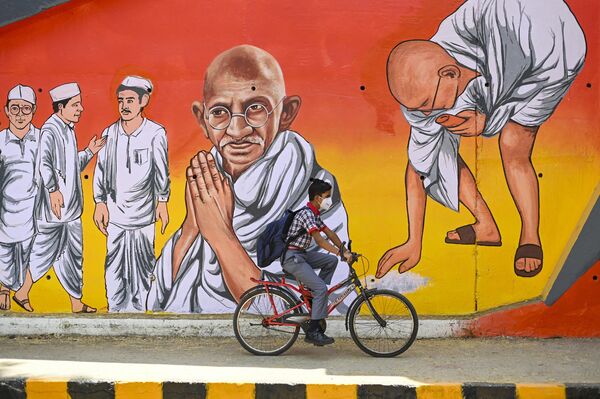 Махатма Ганди на једном од мурала у Њу Делхију. - Sputnik Србија