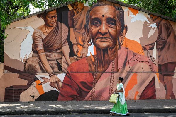 Mural žena koje čiste ribu u Mumbaju. - Sputnik Srbija