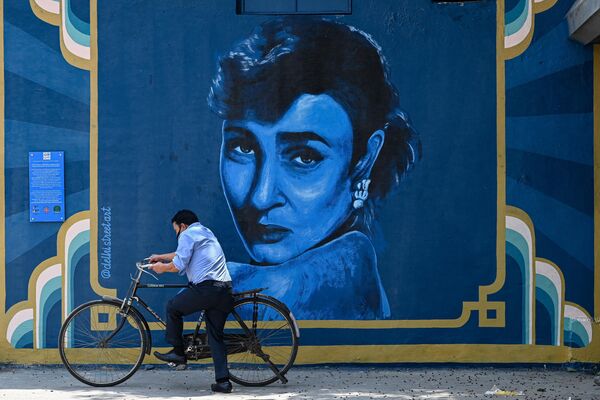 Nadira, još jedna zvezda Bolivuda na muralu u Nju Delhiju. - Sputnik Srbija