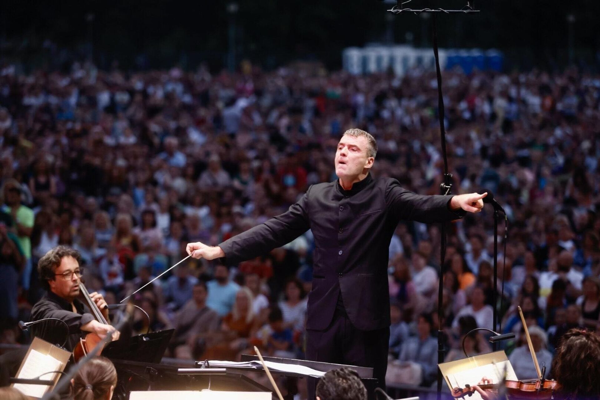 Felc je predvodio 105 filharmoničara Felc je predvodio 105 filharmoničara - Sputnik Srbija, 1920, 03.07.2023