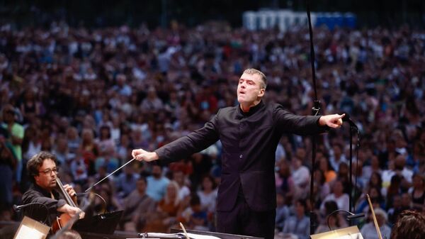 Felc je predvodio 105 filharmoničara - Sputnik Srbija