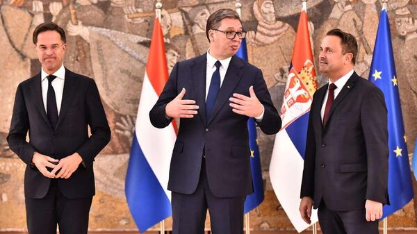 Predsednik Srbije Aleksandar Vučić sa premijerima Holandije i Luksemburga Markom Ruteom i Gzavijeom Betelom - Sputnik Srbija