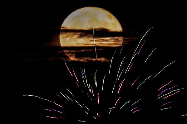 Супермесец обасјан ватрометом у Канзас Ситију. Јулски пун месец је први од четири који ће се појавити 2023. - Sputnik Србија