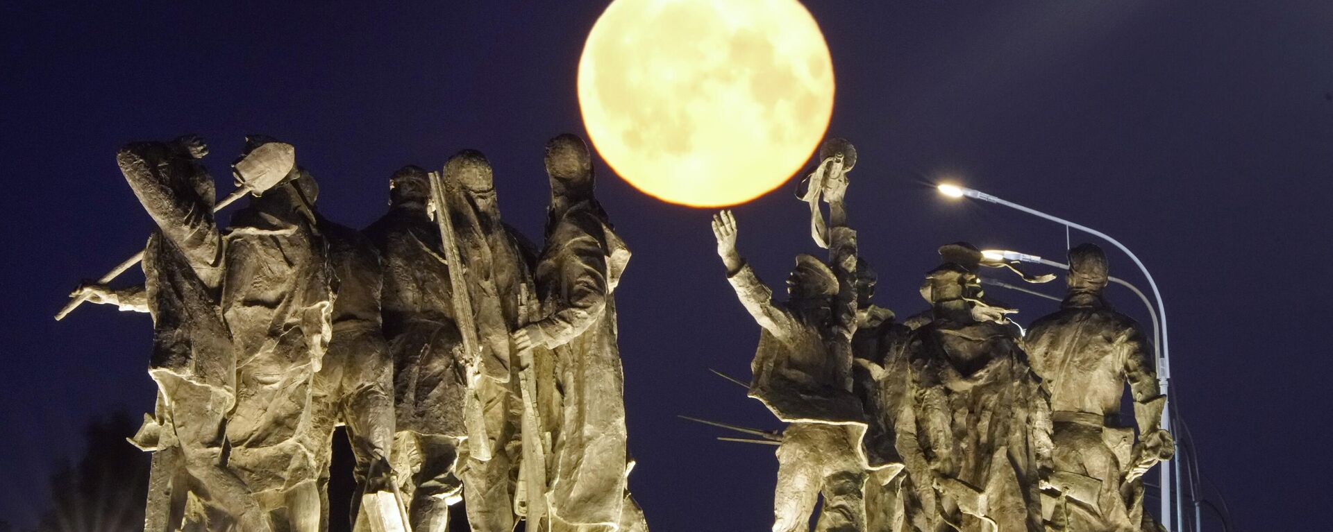 Супермесец се уздиже над Спомеником браниоцима Лењинграда у Санкт Петербургу. - Sputnik Србија, 1920, 04.07.2023