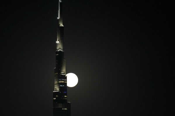 Супермесец иза Бурџ Калифе, највише зграде на свету. - Sputnik Србија