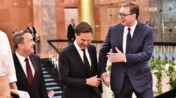 Predsednik Srbije Aleksandar Vučić sa premijerima Holandije i Luksemburga  - Sputnik Srbija
