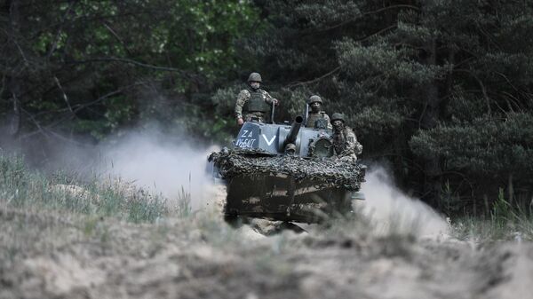 Ruski vojnici na samohodnom artiljerijskom oruđu 2S9 nona u zoni specijalne vojne operacije - Sputnik Srbija