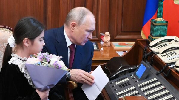 Руски председник Владимир Путин са девојчицом Раисат Акиповом из Дагестана у Кремљу - Sputnik Србија