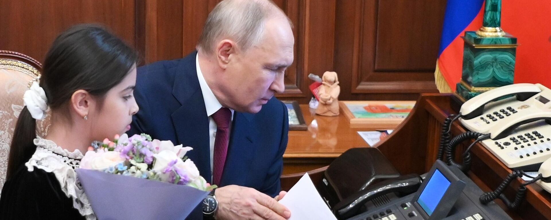 Ruski predsednik Vladimir Putin sa devojčicom Raisat Akipovom iz Dagestana u Kremlju - Sputnik Srbija, 1920, 05.07.2023