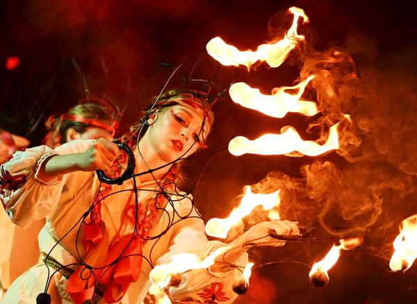 Pre proslave se spaljuju grančice pelina što bi trebalo da učesnike „očisti od zlih duhova”. - Sputnik Srbija