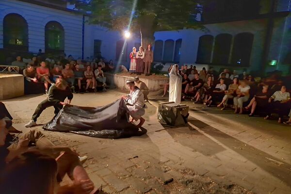 Премијера представе „Бела гарда“ на сцени „Театријума” у дворишту Капетан-Мишиног здања у Београду - Sputnik Србија