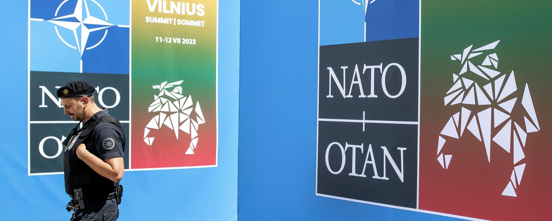 Pripadnik obezbeđenja ispred logoa NATO-a na samitu u Vilnjusu - Sputnik Srbija, 1920, 12.07.2023