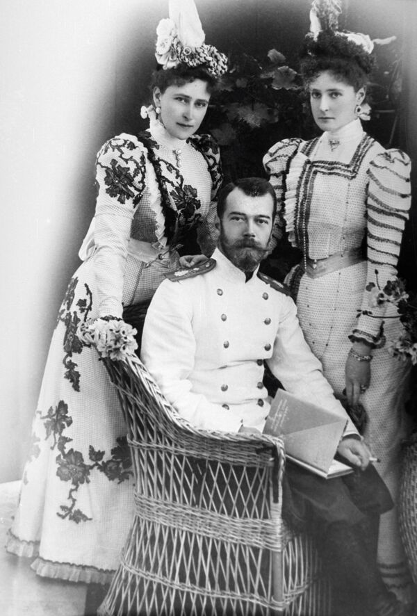 Car Nikolaj Aleksandrovič Romanov sa svojom nevestom Aleksandrom Fjodorovnom (levo) i njenom sestrom Jelisavetom (desno). - Sputnik Srbija