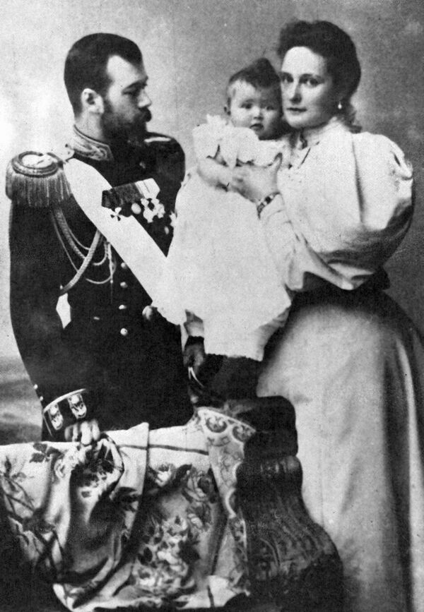 Car Nikolaj Drugi sa suprugom Aleksandrom Fjodorovnom i ćerkom Olgom, 1896. - Sputnik Srbija