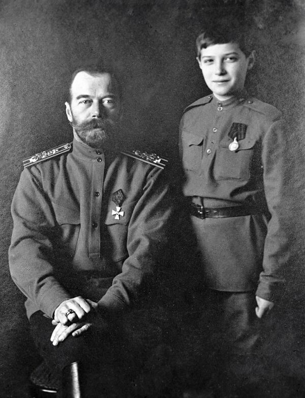 Ruski car Nikolaj Drugi sa sinom Aleksejem stoji na palubi broda. - Sputnik Srbija