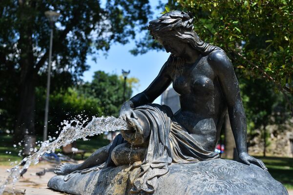 Skulptura „De­voj­ka sa kr­ča­gom” je deo omiljene fontane Beograđana u istočnom delu Pionirskog parka 
 - Sputnik Srbija