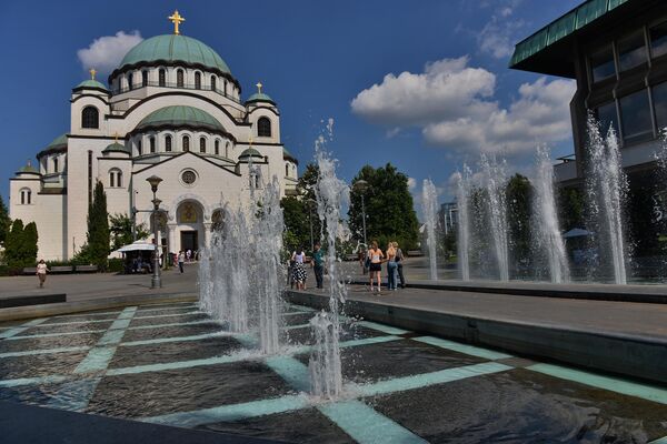 Vodoskoci fontane ispred Hrama Svetog Save predstvljaju atrakciju kako turistima, tako i Beograđanima  - Sputnik Srbija