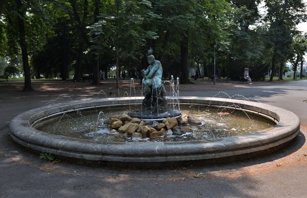 Fontana Ribar smeštena na glavnoj rondeli parka Veliki Kalemegdan, rad je istaknutog vajara Simeona Roksandića  - Sputnik Srbija
