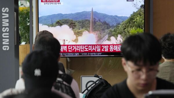 Северна Кореја лансирала је пројектил за који се сумња да је балистичка ракета - Sputnik Србија