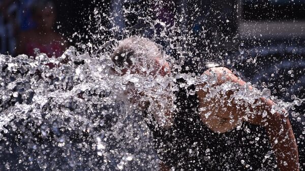Čovek se rashlađuje u gradskoj fontani - Sputnik Srbija