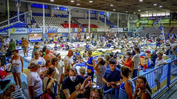 Evakuisani turisti u sportskoj dvorani - Sputnik Srbija