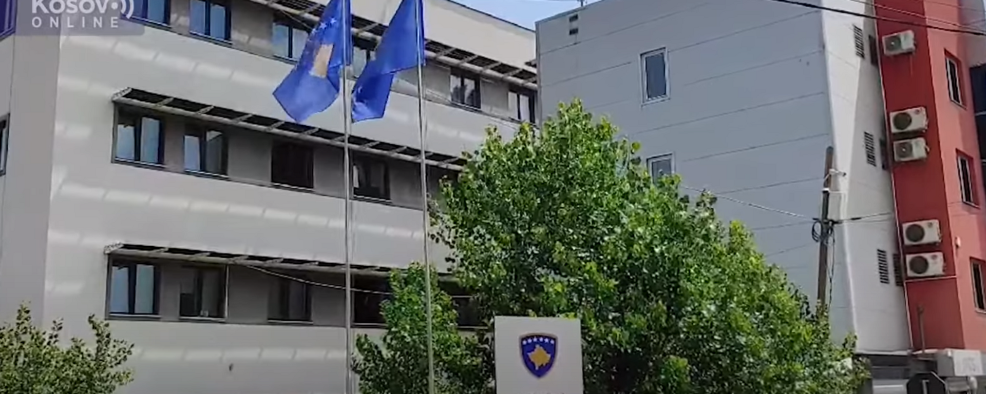 Ispred opštinske zgrade u Severnoj Mitrovici danas su na postavljene dve zastave tzv. Kosova - Sputnik Srbija, 1920, 03.04.2024