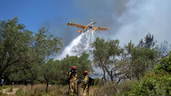 Авион канадер гаси пожар у Грчкој - Sputnik Србија