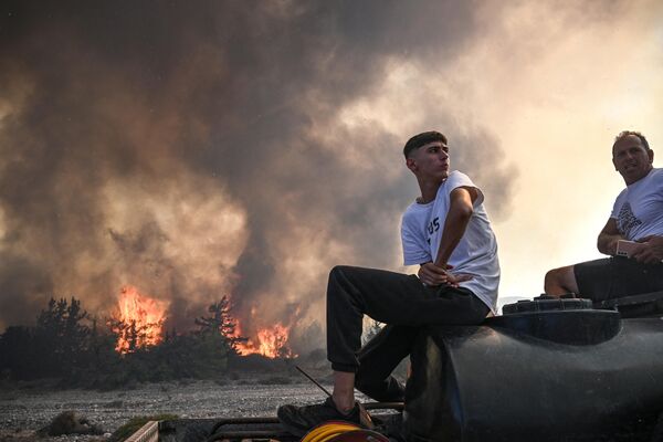 Požari na Rodosu i dalje traju, vetar se malo smirio ali su njegovi udari i dalje jaki, što otežava gašenje. - Sputnik Srbija