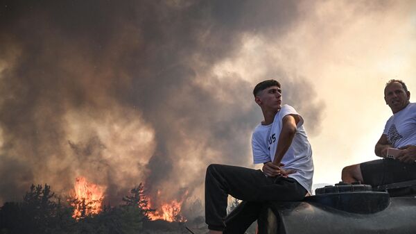 Mestnыe žiteli vo vremя požarov na grečeskom ostrove Rodos - Sputnik Srbija