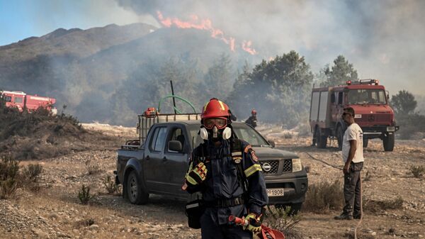 Во время пожара в южной части греческого острова Родос - Sputnik Србија