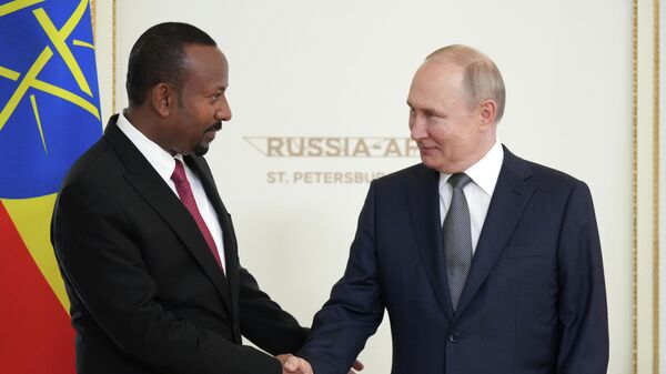 Премијер Етиопије Абиј Ахмед Али и председник Русије Владимир Путин - Sputnik Србија